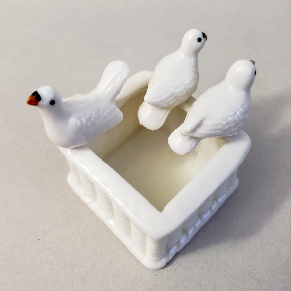 Vintage 3 White Birds/Doves on Basket Figurine Trinket Box